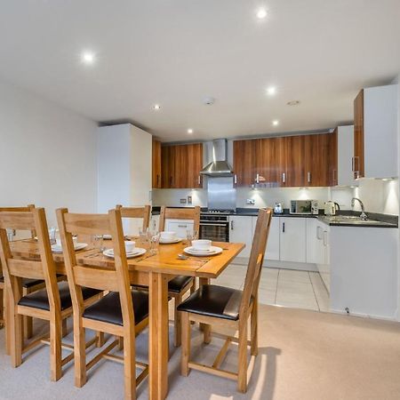 Kensington Luxury Retreat: Spacious 2-Bedroom with Prime Location London Exterior photo