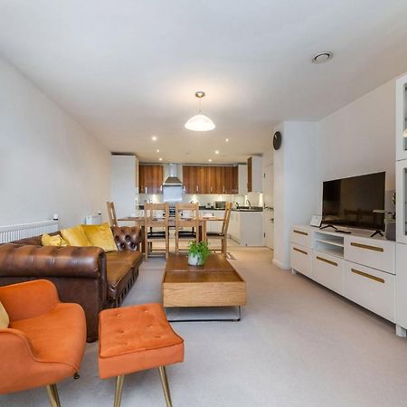 Kensington Luxury Retreat: Spacious 2-Bedroom with Prime Location London Exterior photo