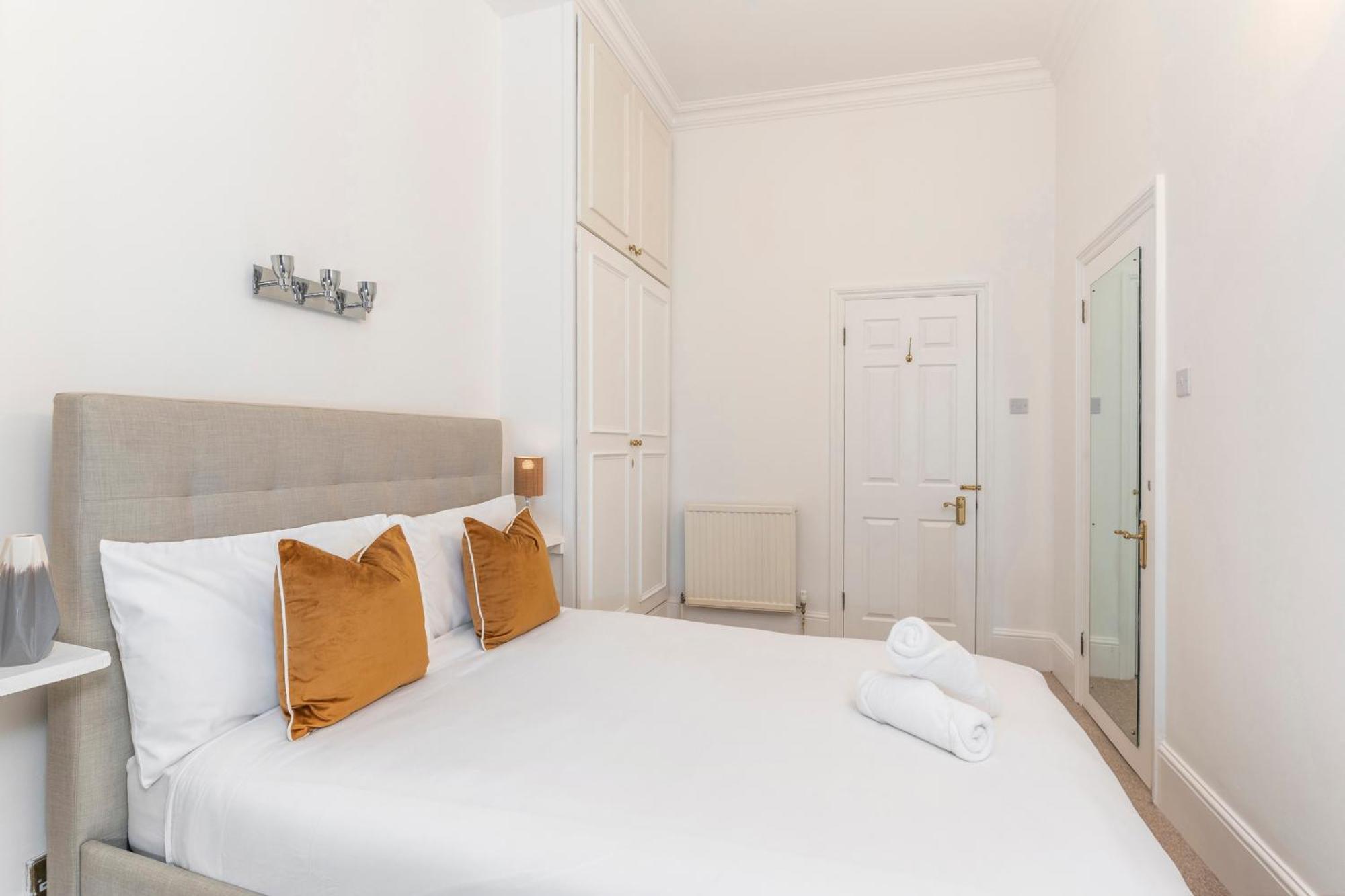 Kensington Luxury Retreat: Spacious 2-Bedroom with Prime Location London Exterior photo
